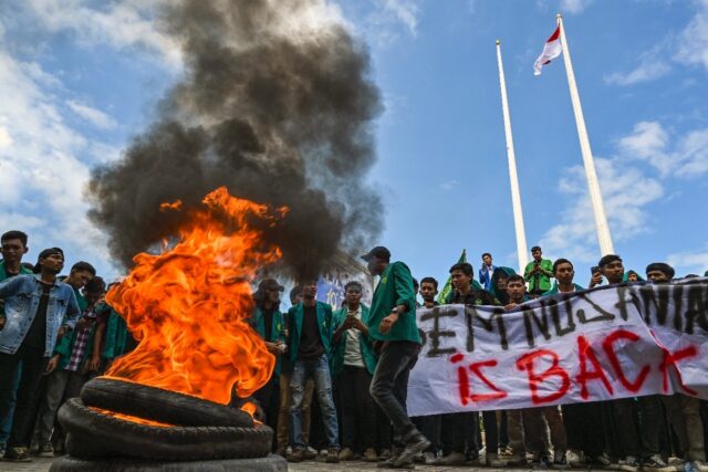 Hundreds of university students in Indonesia's Aceh stormed a temporary shelter for more t