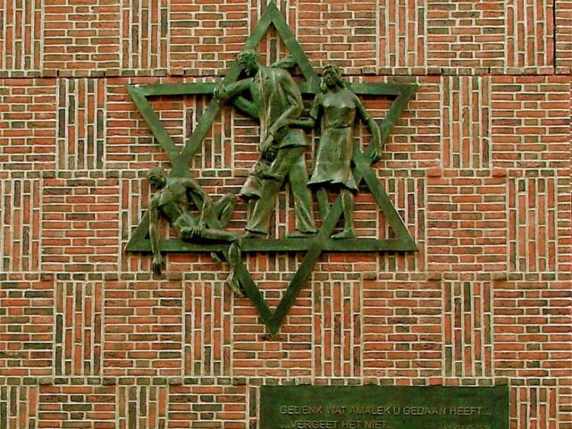 "Remember what Amalek did to you" - Deuteronomy 15:17 cited in Dutch at the Holocaust Memorial at The Hague (Hague Municipality)