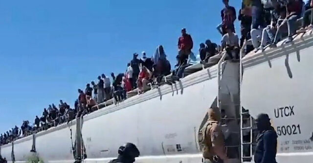 Mexican State Cops Stop Train with 1,800 Migrants Headed to Texas