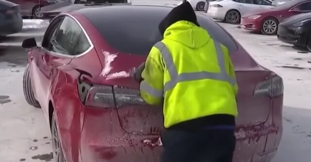 'A Bunch of Dead Robots:' Frigid Chicago Temps Turn EV Charging Stations into 'Car Graveyards'