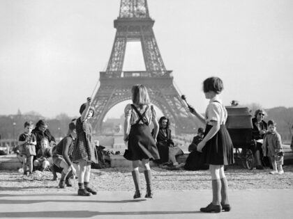 People enjoy mild temperatures in the Trocadéro gardens on February 19, 1950 in Paris. (P
