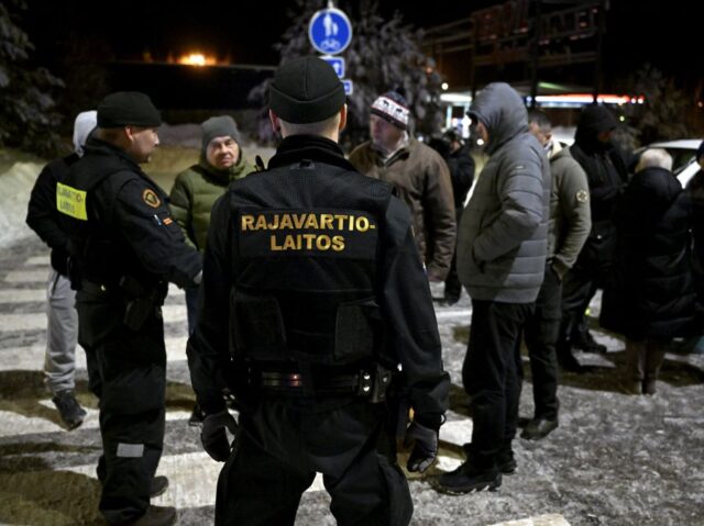 Finnish border guards explain of the closing of the border to a group of Russian-speaking