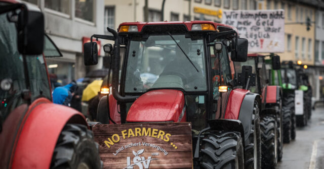 Farmer Protesters Take on German Vice-Chancellor, Blockade His Boat