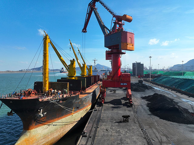 A cargo ship is unloading a batch of electric coal at the Port coal terminal in Lianyungan