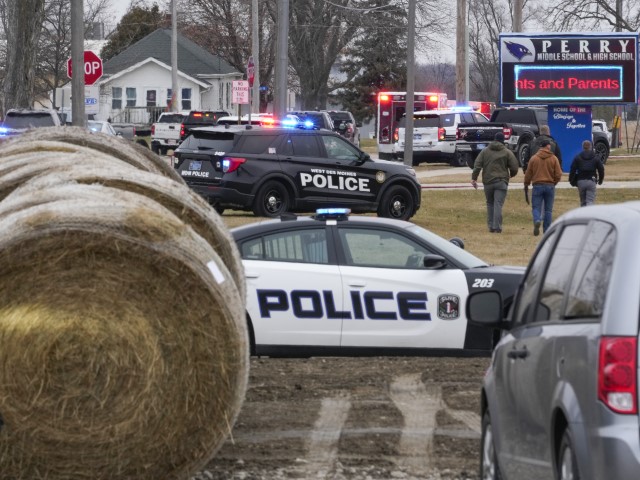 Iowa School Shooter: 17-Year-Old With Shotgun, Handgun - Vimarsana News