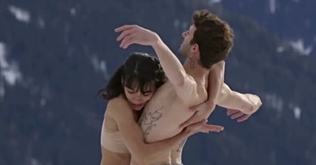 WATCH: Davos Elites Treated to Ballet Dancers, Cellist in the Snow to 'Ease Their Troubled Spirits'