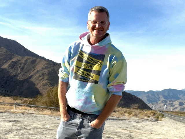 Golden Globes Pre-Show Host Marc Malkin's Electric Car Died Leaving Him Stranded in a Desert - Vimarsana News