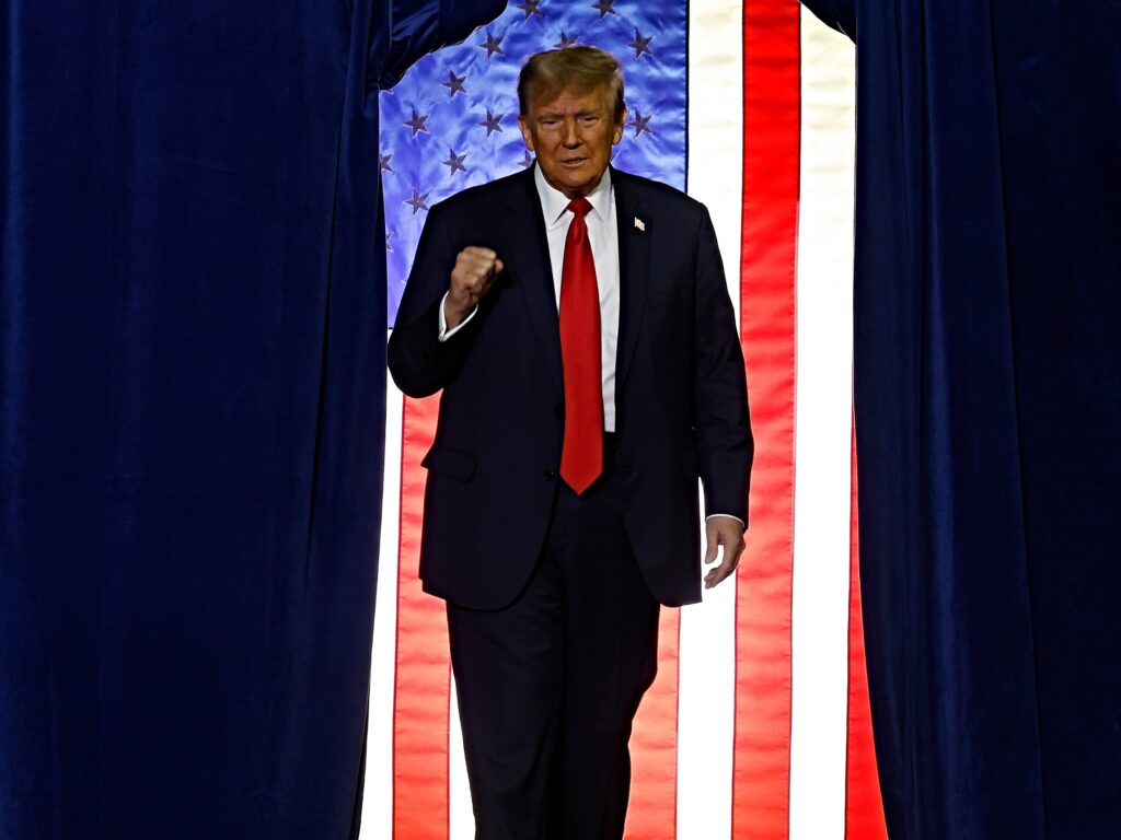 MANCHESTER, NEW HAMPSHIRE - 20 ΙΑΝΟΥΑΡΙΟΥ: Ο υποψήφιος των Ρεπουμπλικανών για τις προεδρικές εκλογές και πρώην πρόεδρος Ντόναλντ Τραμπ ανεβαίνει στη σκηνή κατά τη διάρκεια προεκλογικής συγκέντρωσης στο SNHU Arena στις 20 Ιανουαρίου 2024 στο Μάντσεστερ του Νιου Χάμσαϊρ. Ο Τραμπ πραγματοποιεί συγκέντρωση τέσσερις ημέρες προτού οι ψηφοφόροι του Νιου Χαμσάιρ σταθμίσουν την κούρσα για το χρίσμα των Ρεπουμπλικανών με τις πρώτες προκριματικές εκλογές τους. (Φωτογραφία: Chip Somodevilla/Getty Images)