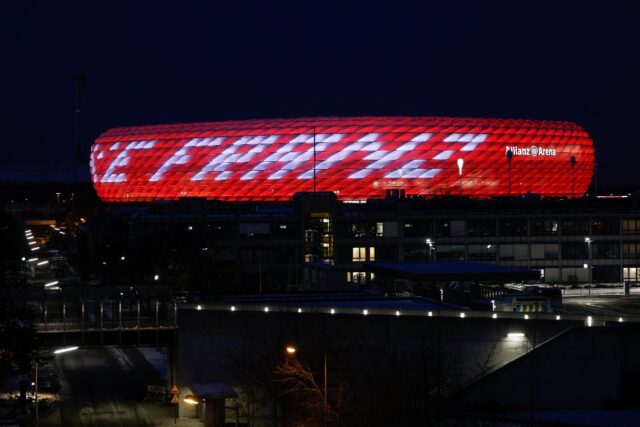 The words 'Danke Franz' (Thank you, Franz) are projected onto Bayern's Allianz Arena