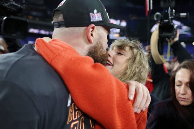 Kansas City tight end Travis Kelce shares a kiss with girlfriend Taylor Swift after the Ch