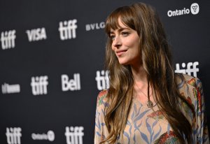 Justin Timberlake, Jimmy Fallon crash Dakota Johnson's 'SNL' monologue