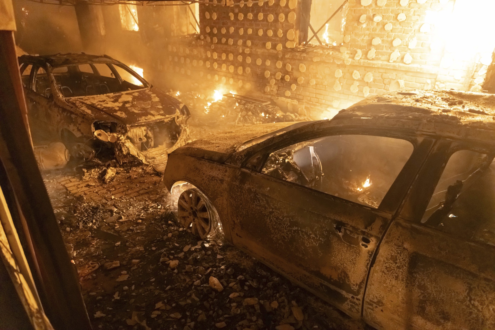Vyhorené autá po ruskom útoku na obytnú štvrť v Charkove na Ukrajine v sobotu 10. februára 2024. (AP Photo/Jevhen Titov)