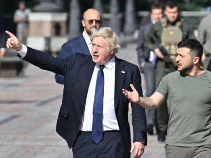 Ukrainian President Volodymyr Zelensky (R) and British Prime Minister Boris Johnson (L) wa