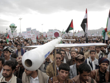US FLÅDE REDDER dagen: Huthi-missilangreb på olietankskib forpurret