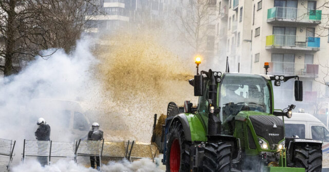 Farmers Spray Police With Liquid Manure Outside EU HQ