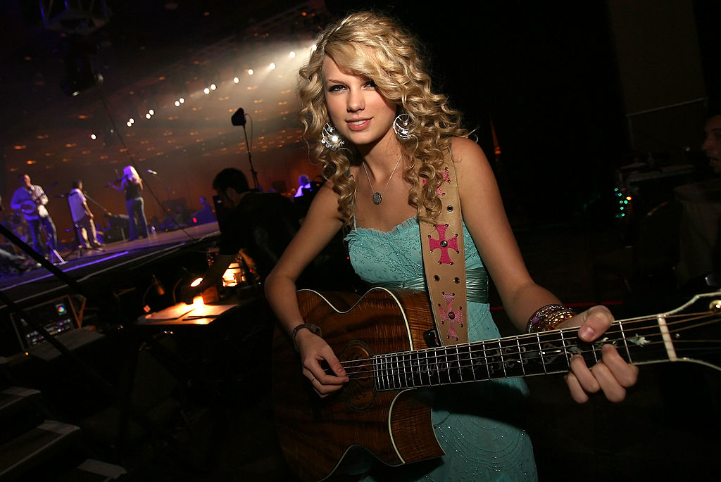 Singer Taylor Swift prepares to perform backstage during the Academy Of Country Music New Artists' Show held at the MGM Grand Ballroom, MGM Grand Conference Center on May 14, 2007 in Las Vegas, Nevada. (Photo by Michael Buckner/ACMA/Getty Images for ACMA)