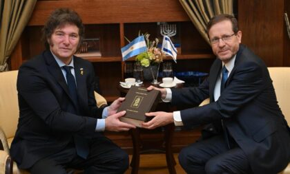 The president of Argentina, Javier Milei, meets with the president of Israel, Isaac Herzog