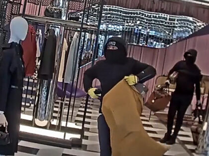 VIDEO — Police: Robbers Snatch $51K Worth of NYC Gucci Store Merchandise in Broad Daylight