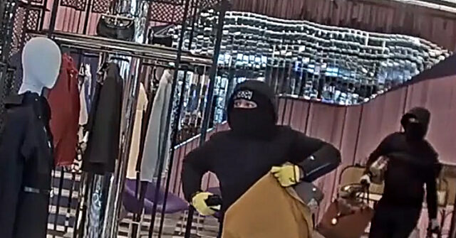 VIDEO — Police: Robbers Snatch NYC Gucci Store Merchandise Worth $51k in Broad Daylight