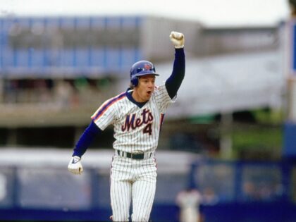 FLUSHING, NY - AUGUST 1986: Lenny Dykstra #4 of the New York Mets celebrates after hittin