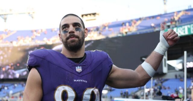 Ravens' Mark Andrews Helps Save Women's Life During In-Flight Emergency