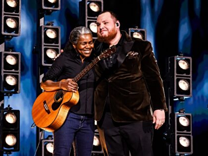 LOS ANGELES, CALIFORNIA - FEBRUARY 04: (L-R) Tracy Chapman and Luke Combs perform onstage