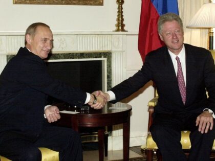 US President Bill Clinton (R) meets with Russian President Vladimir Putin, 06 September 20