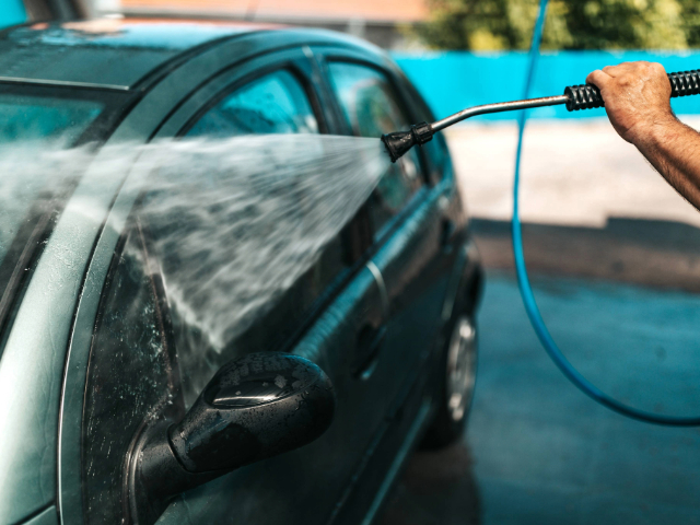 WATCH: IN Car Wash Worker Sprays Customer Who Tossed Drink at Her - Vimarsana News