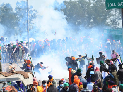 Haryana Police fired Tear gas shells to stop protesters to came near the barricades during
