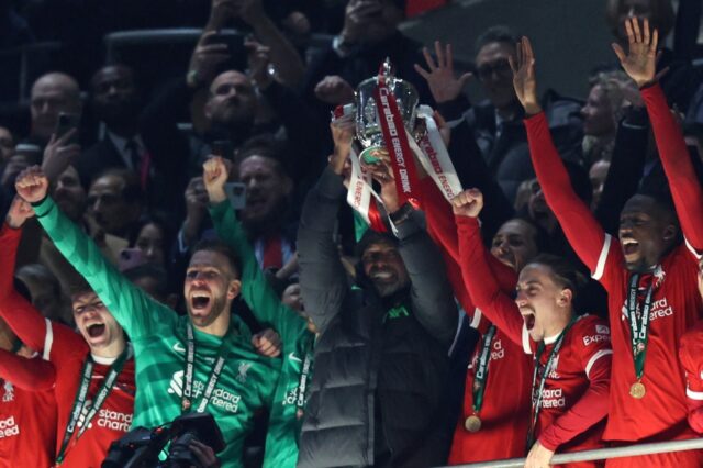 Liverpool manager Jurgen Klopp (C) and Virgil van Dijk lift the League Cup