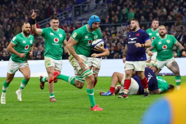 Tadhg Beirne (C) scores Ireland's second try against France in the Six Nations opener in M