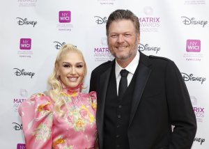 Gwen Stefani, Blake Shelton perform 'Purple Irises' on 'Jimmy Kimmel Live!'