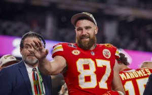 Travis Kelce, heartbroken Chiefs offer help, prayer to parade shooting victims