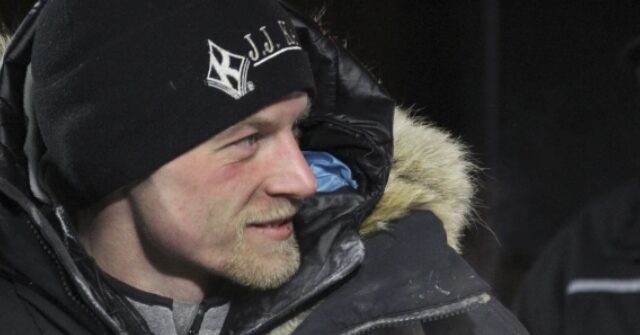 5-Time Iditarod Champion Dallas Seavey Kills and Guts a Moose that Got Entangled with His Dog Team