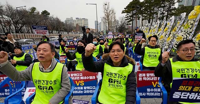 South Korea Raids National Medical Association as Striking Doctors Refuse to Return to Work