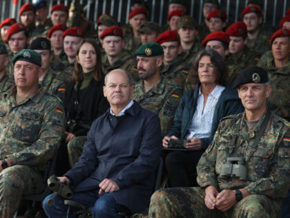 German Chancellor Olaf Scholz (C) attends an exercise of the German armed forces (Bundeswe