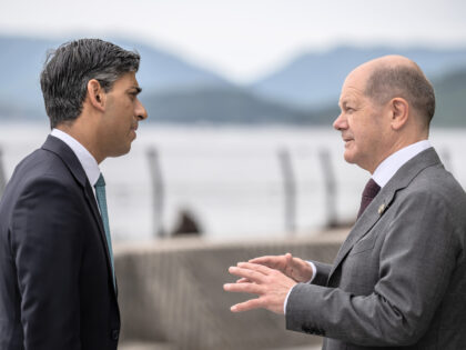 20 May 2023, Japan, Hiroshima: German Chancellor Olaf Scholz (SPD, r), speaks with Rishi S