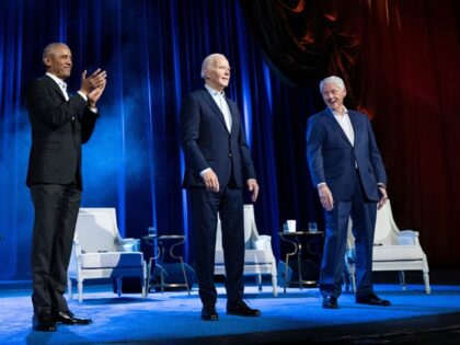 TOPSHOT - Former US President Barack Obama (L) and former US President Bill Clinton (R) ch