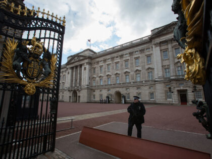 A police officer stands guard at Buckingham Palace in central London in November 18, 2016.