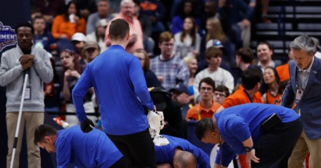 VIDEO: Florida's Micah Handlogten Stretchered Off Court After Grisly Injury