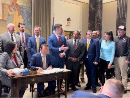 Jeff Landry signs constitutional carry bill