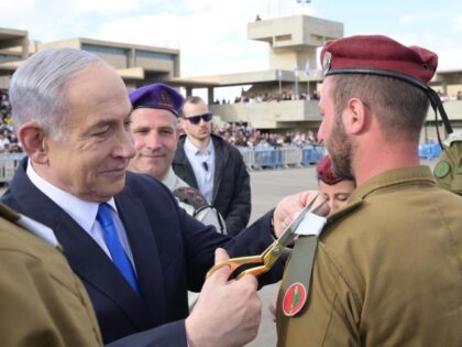 Netanyahu IDF (Amos Ben-Gershom, GPO)