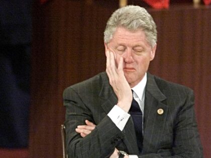 US President Bill Clinton (R) rests his eyes beside Czech President Vaclav Havel (L) durin