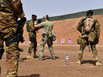 A US Army instructor gestures next to Malian soldiers on April 12, 2018 during an anti-ter