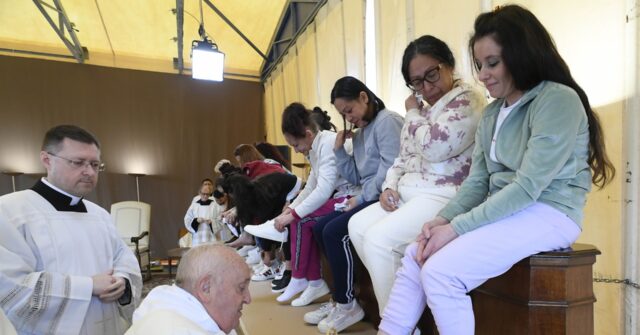 Pope Francis Washes the Toes of 12 Feminine Jail Inmates