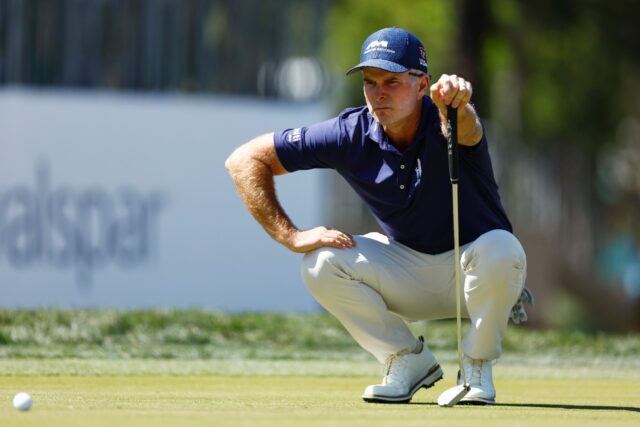 American Kevin Streelman lines up a putt on the way to the first-round lead in the US PGA