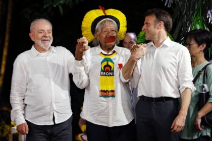 (L-R) Brazilian President Luiz Inacio Lula da Silva, Brazilian Indigenous Kayapo leader Ra