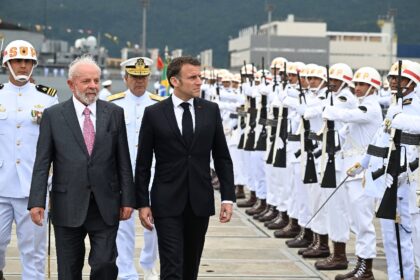 Brazilian President Luiz Inacio Lula da Silva (L) and French President Emmanuel Macron arr