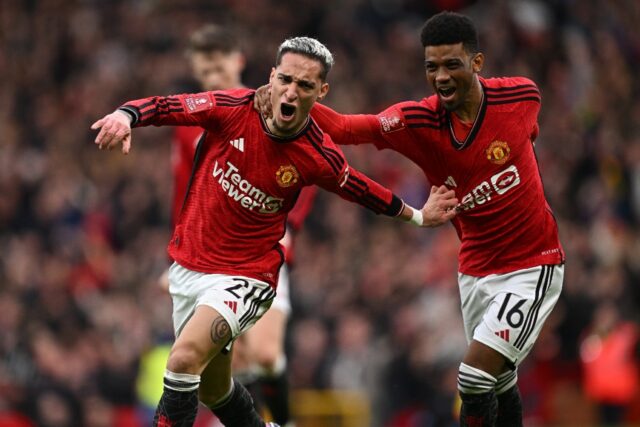 Manchester United's Brazilian midfielder Antony (L) celebrates with Amad Diallo (R)