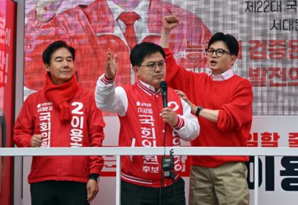 South Korea's ruling People Power Party leader Han Dong-hoon (R) attends a rally in Seoul